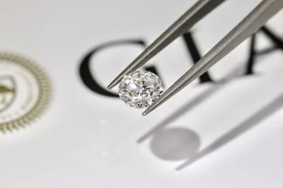 High-quality certified diamonds and engagement rings in Phuket by Phuket Best Diamond jewelry store.